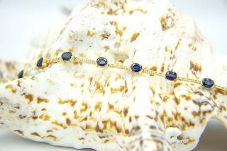 Bracelet with sapphires and diamonds in a sequence