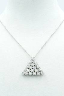 Necklace with diamonds that compose a pyramid