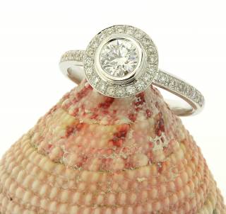 Engagement ring with circular composition