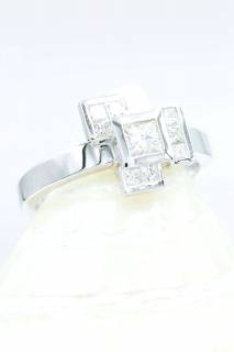 Ring with diamonds in square composition
