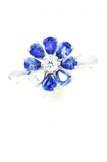 Ring with sapphires and diamonds in a flower composition