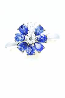 Ring with sapphires and diamonds in a flower composition
