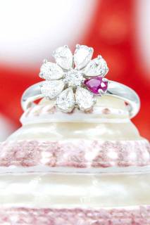 Ring with ruby and diamonds in a flower composition