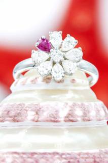Ring with ruby and diamonds in a flower composition
