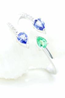 Ring with sapphires and emerald in embracing composition