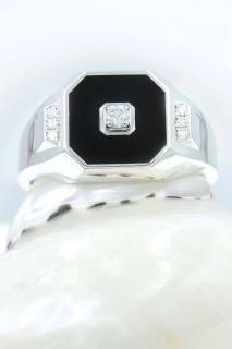 Ring with onyx and diamonds