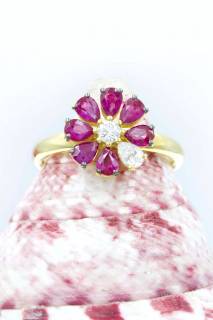 Ring with rubies and diamonds in a flower composition