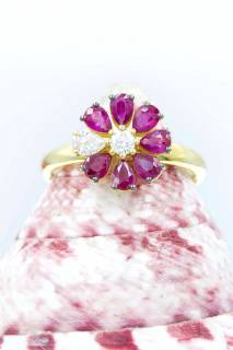 Ring with rubies and diamonds in a flower composition