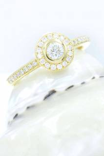 Ring  with diamonds in a circular composition
