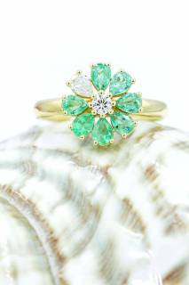 Ring with emeralds and diamonds in a flower composition