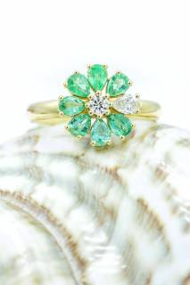 Ring with emeralds and diamonds in a flower composition