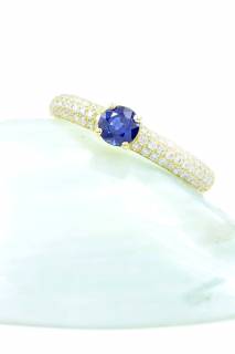 Ring with sapphire and diamonds