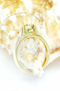 Ring with emerald and diamond in an hourglass composition