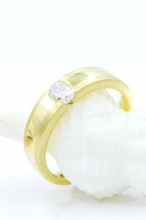 Ring with matte and shiny finish and oval diamond