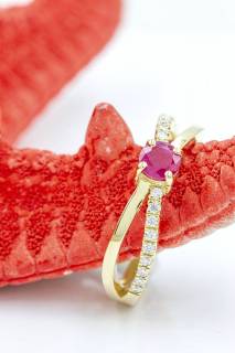 Ring with ruby and diamonds