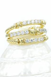 Ring with diamonds in a twisting compostiion