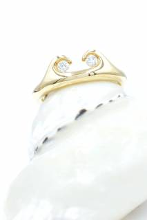 Ring with diamonds in a wave composition