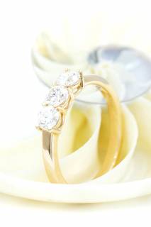 Ring with diamonds in a sequence