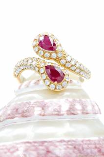 Ring with diamonds and rubies in an embracing composition