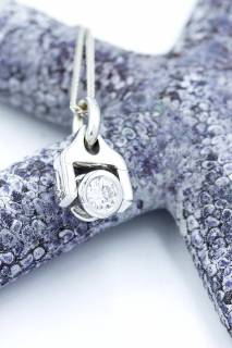 Pendant with sapphire and diamond in a hourglass composition