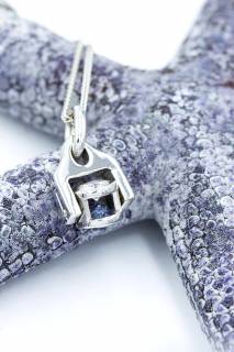 Pendant with sapphire and diamond in a hourglass composition