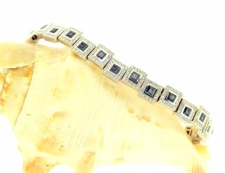 Bracelete with saphires and diamonds around